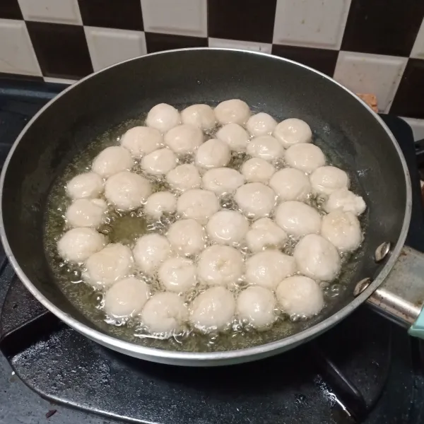 Masak dengan api kecil, sesekali aduk sampai mengembang.