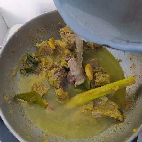 Masukkan potongan daging, tumis hingga bumbu meresap. Kemudian tambahkan air sisa rebusan daging dan air biasa (total kuah ± 1000ml). Masak sampai mendidih.