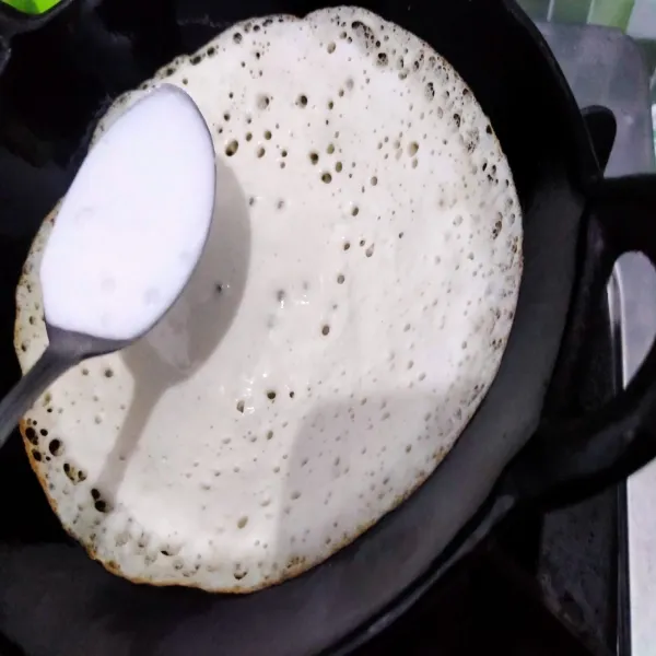 Jika permukaan sudah berpori, olesi dengan 1 sdm sari pati santan.