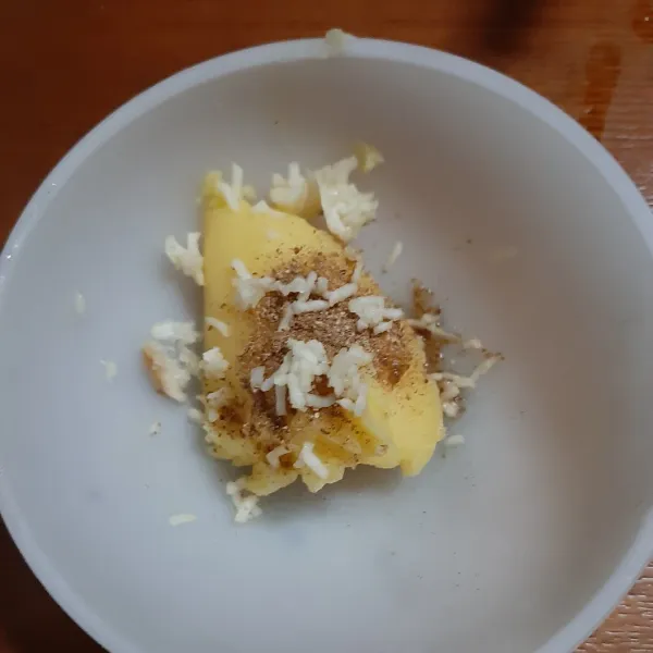 Campur bahan marinasi : margarin, garam, bawang putih parut, dan ketumbar.
