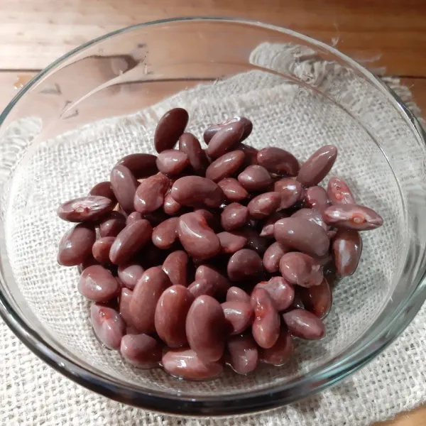 Rebus kacang merah hingga empuk, angkat dan tiriskan. Buang air rebusannya.