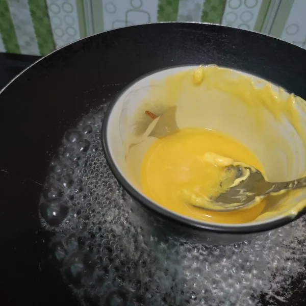 Lelehkan margarin dengan cara masukkan margarin ke dalam mangkuk, kemudian letakkan dalam panci yang berisi air mendidih.