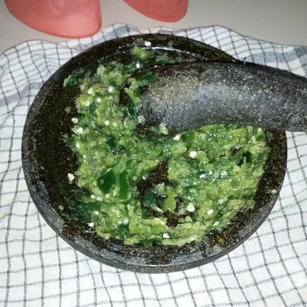 Ulek bawang merah, bawang putih, cabe hijau besar, dan cabe rawit hijau.