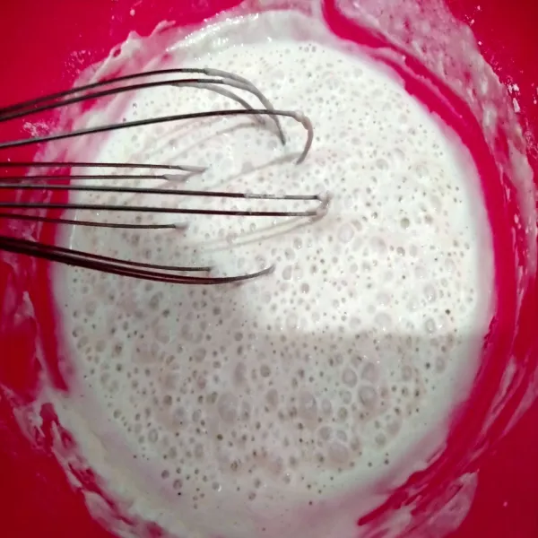 Jika adonan sudah mengembang, aduk perlahan sebentar untuk menurunkan busanya.