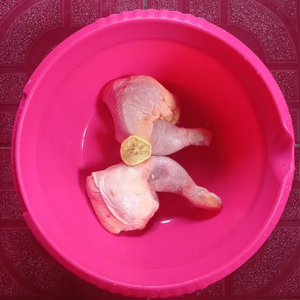 Marinasi ayam dengan garam dan air jeruk nipis. Diamkan beberapa saat lalu cuci bersih kembali.
