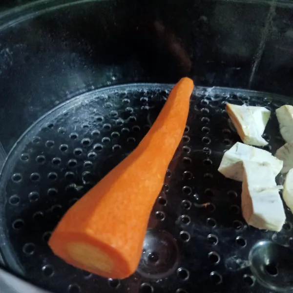 siapkan wortel ,cuci dan kupas wortel lalu kukus sampai matang