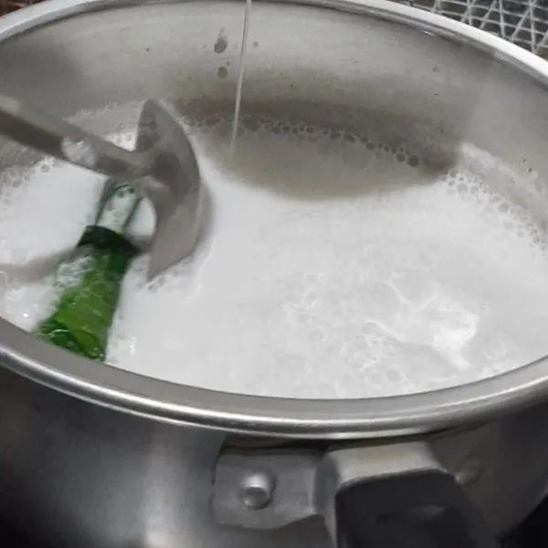 Rebus bahan C hingga mendidih, dan sisihkan.