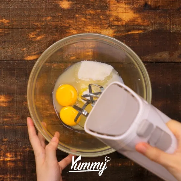 Campurkan telur,  gula pasir, dan garam mixer hingga mengembang.