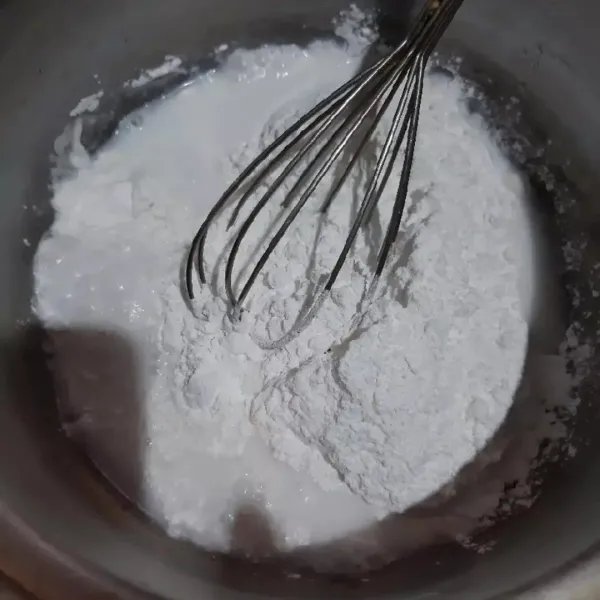 Campur tepung beras dengan sedikit santan. Setelah rata, masukkan sisa santan beserta bahan bubur lainnya.