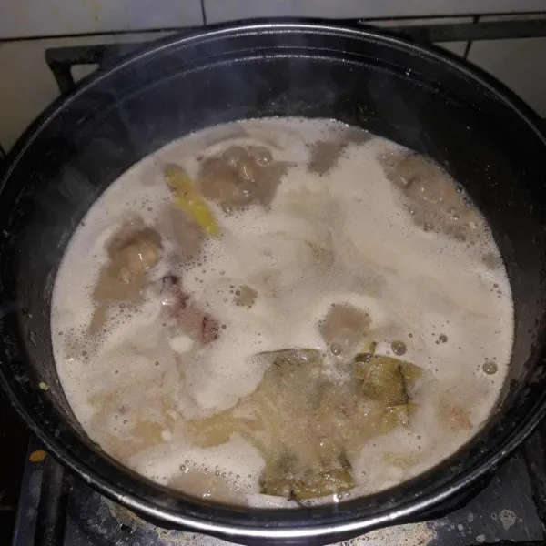 Masukan kembali daging yg telah dipotong-potong kedalam panci rebusan daging lalu tambahakan bumbu halus yg telah ditumis dan masak sampai daging benar-benar empuk.