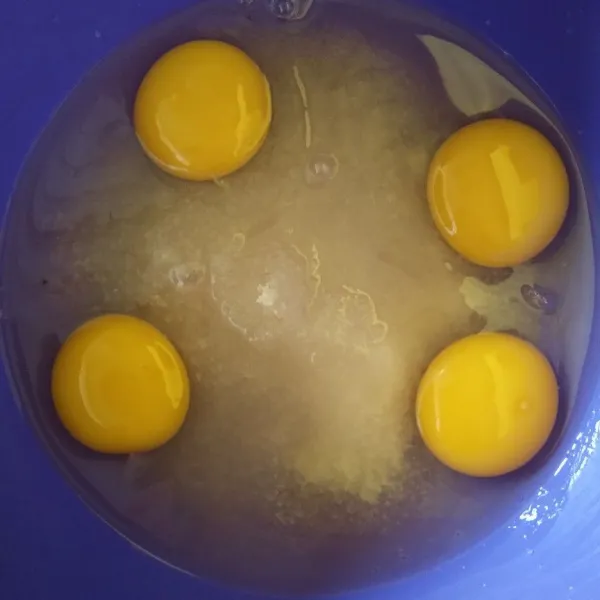 Kocok telur dan gula pasir hingga larut dan tercampur rata.