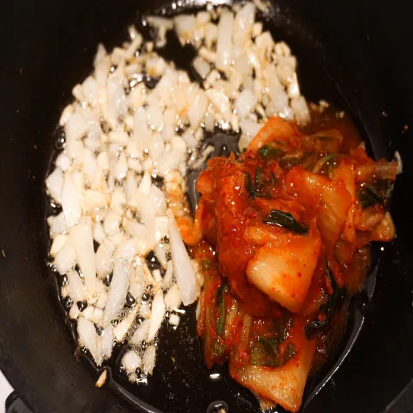Tumis bawang putih dan bombay sampai harum, tambahkan kimchi dan tumis.