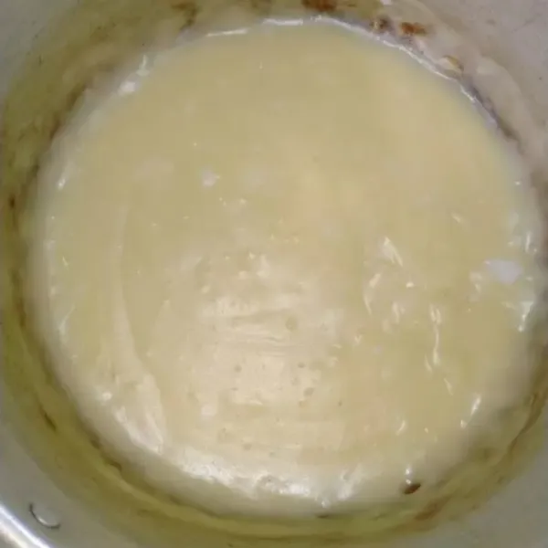 Masak vla hingga mengental, tambahkan margarin dan vanila pasta. Aduk rata.