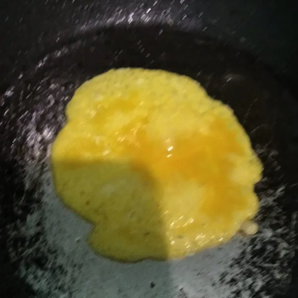 Kocok kuning telur, kemudian dadar. Setelah matang, angkat dan potong memanjang.