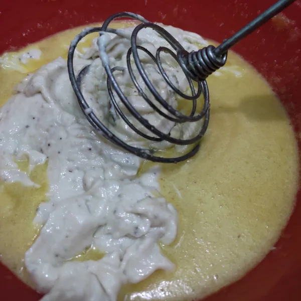 Masukkan bahan yang sudah di blender tadi, lalu kocok hingga semua bahan tercampur rata.