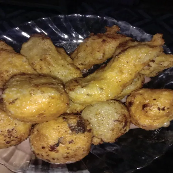 Goreng pempek rebus hingga kering berkulit.
