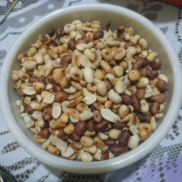 kacang tanah digoreng tanpa mingak (disangrai), kemudian kupas kulit arinya