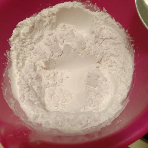 Campurkan tepung tapioka, tepung terigu, dan bawang putih bubuk.