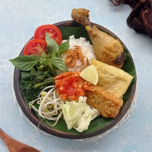 Penyajian : Siapkan piring, beri secukupnya nasi gurih, sambal, ayam, tahu dan tempe serta sayuran rebus. Taburi bawang goreng. Sajikan.