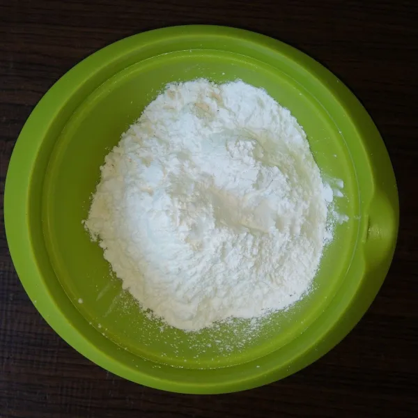 Campurkan tepung beras, tepung terigu, garam, dan vanili ke dalam wadah.