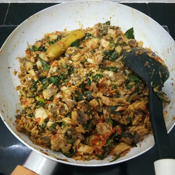 Masak dengan api kecil hingga matang dan bumbu meresap. Angkat.