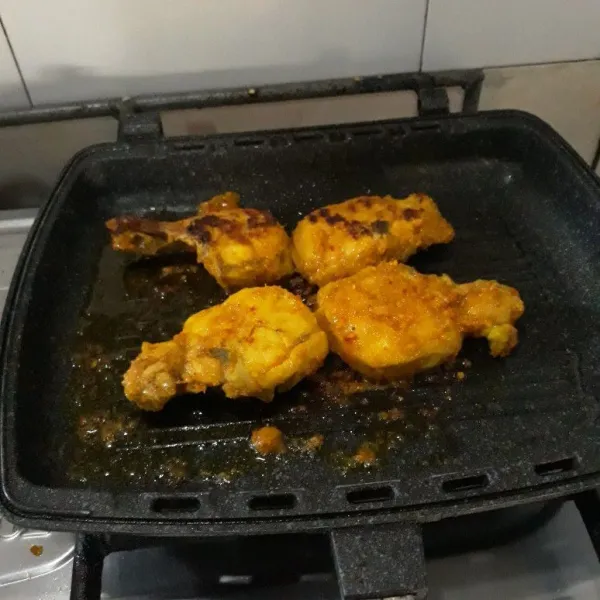 Siapkan pemanggang, lalu bakar ayam,dan olesi bumbu sisa masak ayam dikedua sisinya,masak sampai kecoklatan dan siap disajikan.