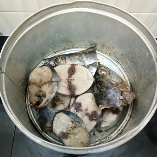 Bersihkan ikan tongkol, potong sesuai selera. Lalu kukus hingga matang.