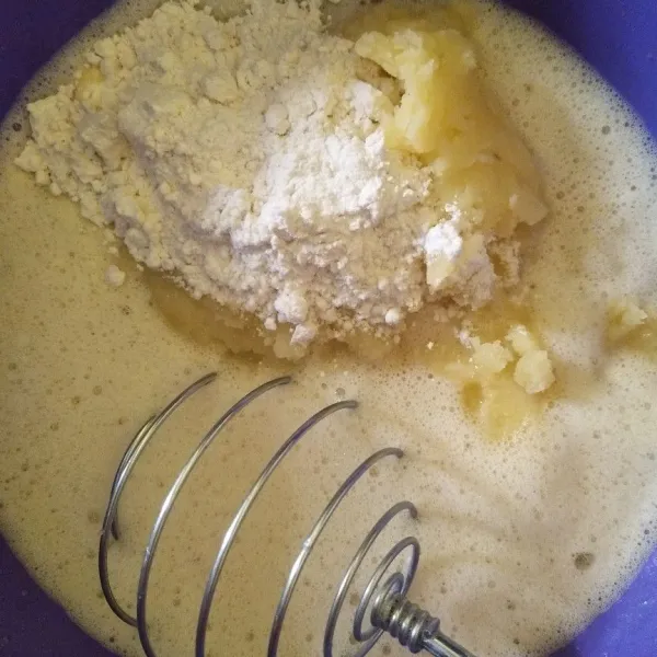 Masukkan kentang dan tepung terigu, aduk hingga tidak bergerindil dan tercampur rata.