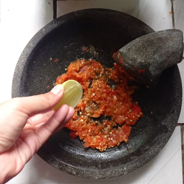 Sambal : Giling seluruh bahan sambal kecuali jeruk nipis. Koreksi rasanya. Jika sudah pas, kucuri air jeruk nipis.