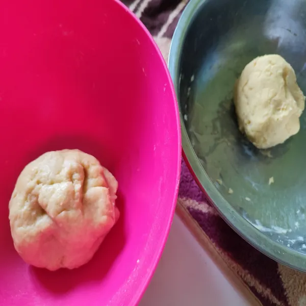 Campur dan uleni terpisah oil dough (adonan minyak) dan water dough (adonan air. Setelah itu diamkan 15 menit.