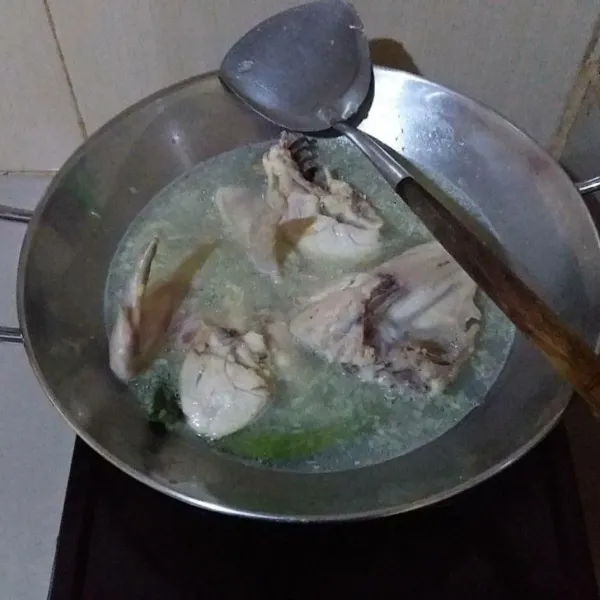 Masukkan bumbu ungkep, air, garam, gula, kaldu bubuk, daun salam dan ayam. Masak hingga ayam matang dan bumbu meresap.
