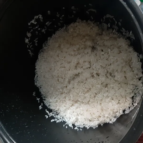 Cuci bersih beras lalu letakkan dalam wadah magic com.