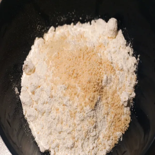 Masukkan tepunh terigu dan bumbu