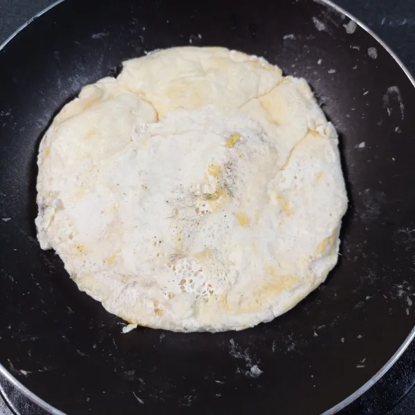 Panggang putih telur diatas teflon sampai matang merata. Angkat.