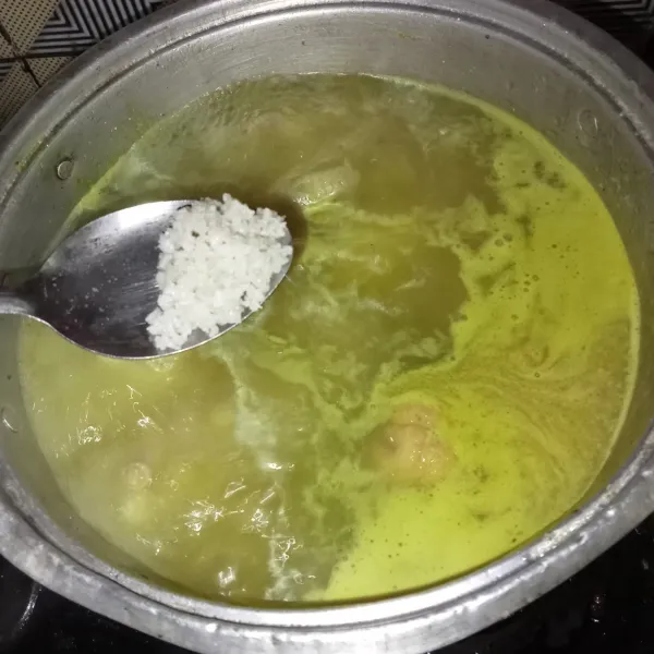 Bumbui dengan garam, lada bubuk, gula pasir, dan kaldu jamur. Masak hingga ceker matang dan cicipi rasanya.