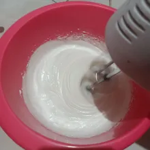 Mikser gula halus, emulsifier, dan telur dengan kecepatan tinggi sampai mengembang.