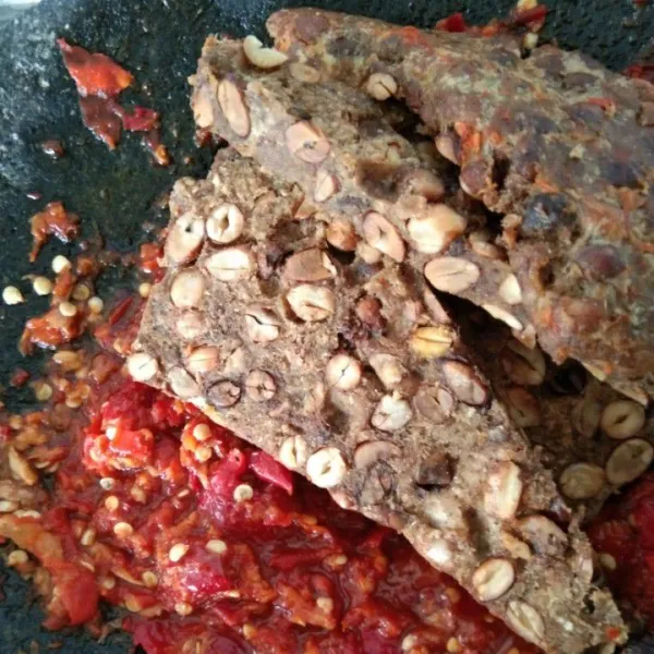 Masukan oncom goreng, haluskan berserta bumbu halus.