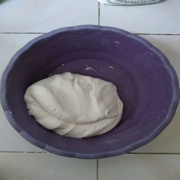 Campurkan semua bahan utama, kecuali pewarna. Lalu aduk hingga merata.