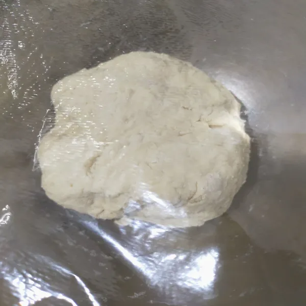 Bulatkan dough. Tutup plastik wrap/serbet bersih. Diamkan 40-60 menit, tergantung suhu di ruangan masing-masing.