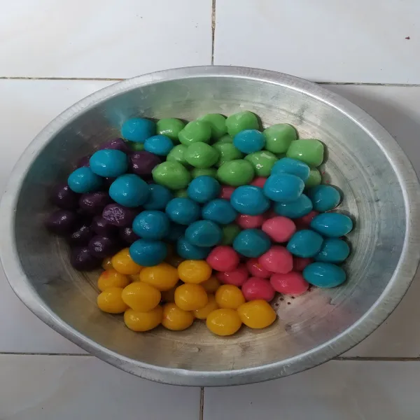 Angkat dan tiriskan airnya.