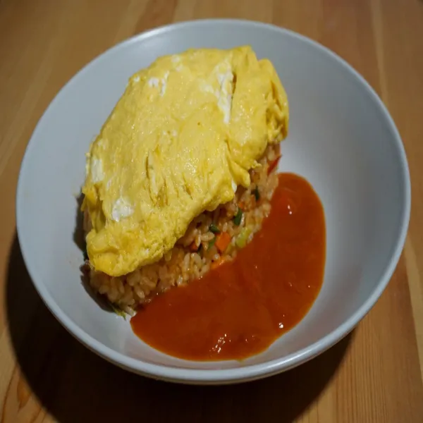 Omu rice siap disajikan dengan sisa saus.