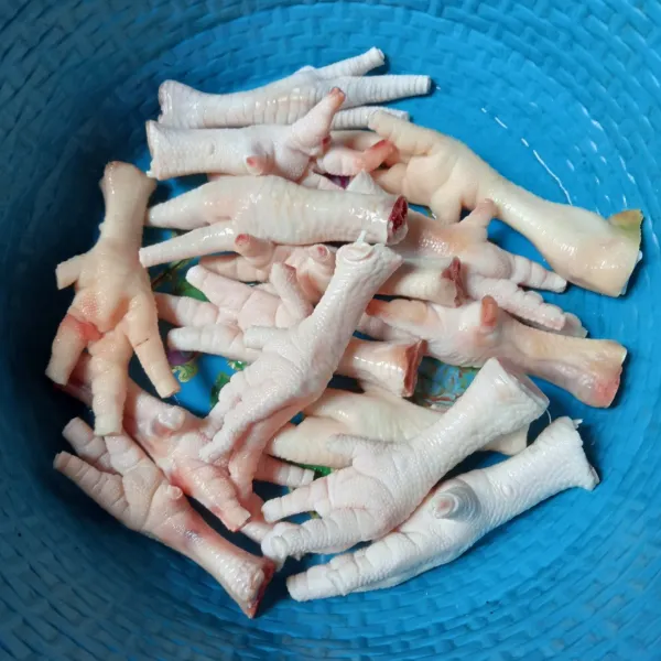 Siangi ceker dan cuci bersih.