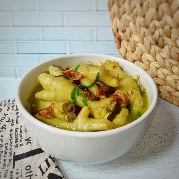 Sajikan soto ceker dan semua bahan pelengkapnya.