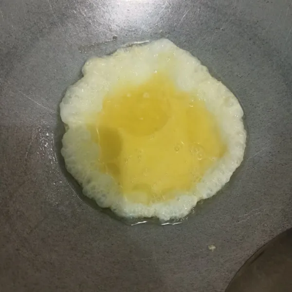 Goreng telur hingga matang dan kecokelatan.