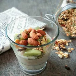 Overnight Oats With Kiwi & Almond
