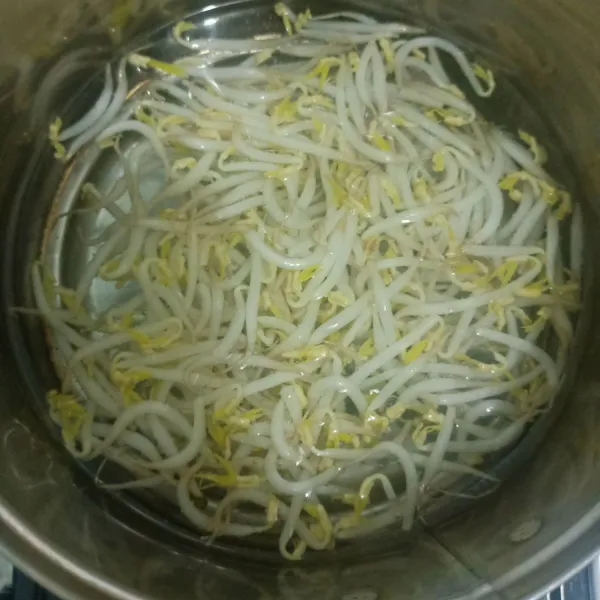 Rebus kecambah, cabai, dan bawang putih.