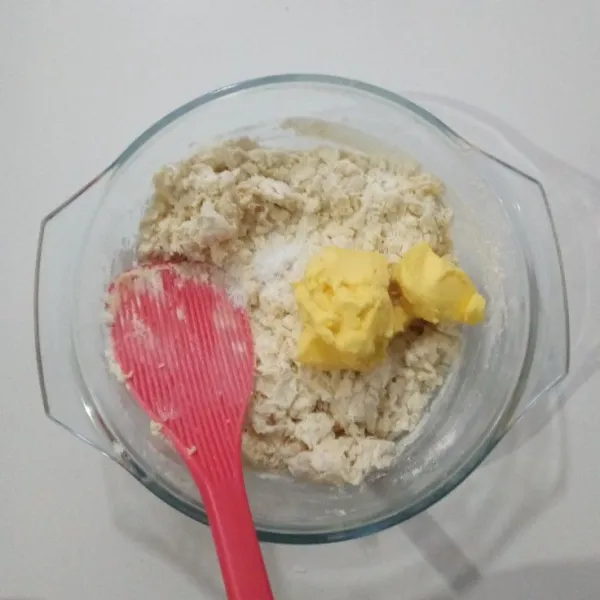 Masukkan butter dan garam, aduk lagi sampai kalis lalu istirahatkan 45 menit, adonan di tutup kain bersih.