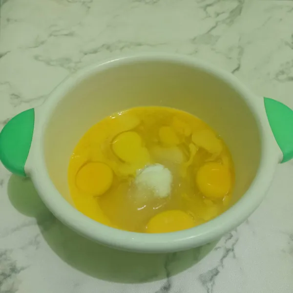 Campur dan mixer telur, gula, dan vanili bubuk menjadi satu hingga rata.