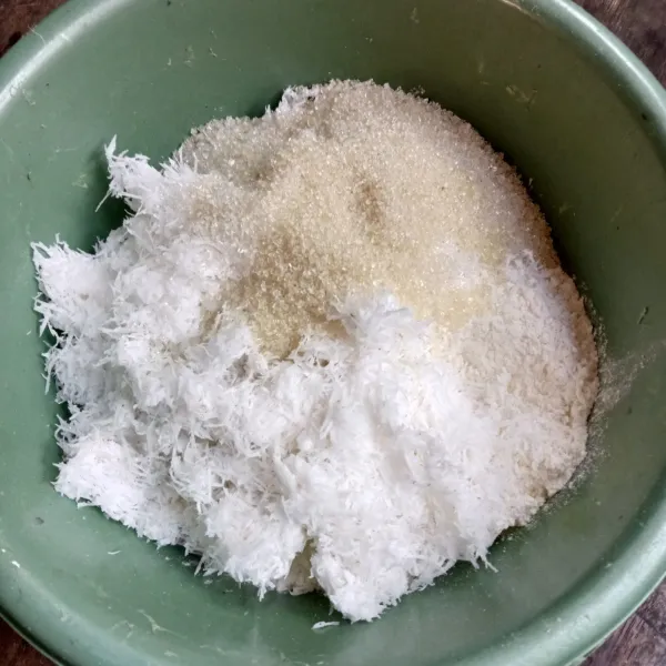 Campur kelapa parut, tepung terigu, gula pasir, dan garam.