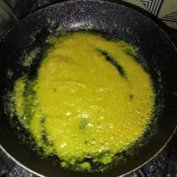 Tumis bumbu halus hingga bumbu matang dan harum.
